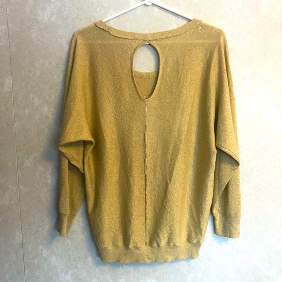 Unique sequined parrot sweater! 🦜 - Picture 3 of 7